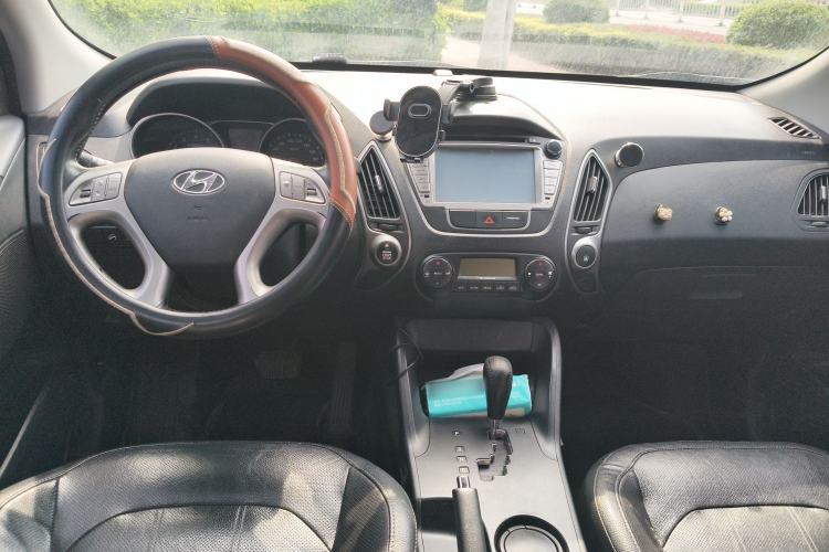 Used Hyundai ix35 2015 2.0L Automatic 2WD Smart Type China IV Center Console