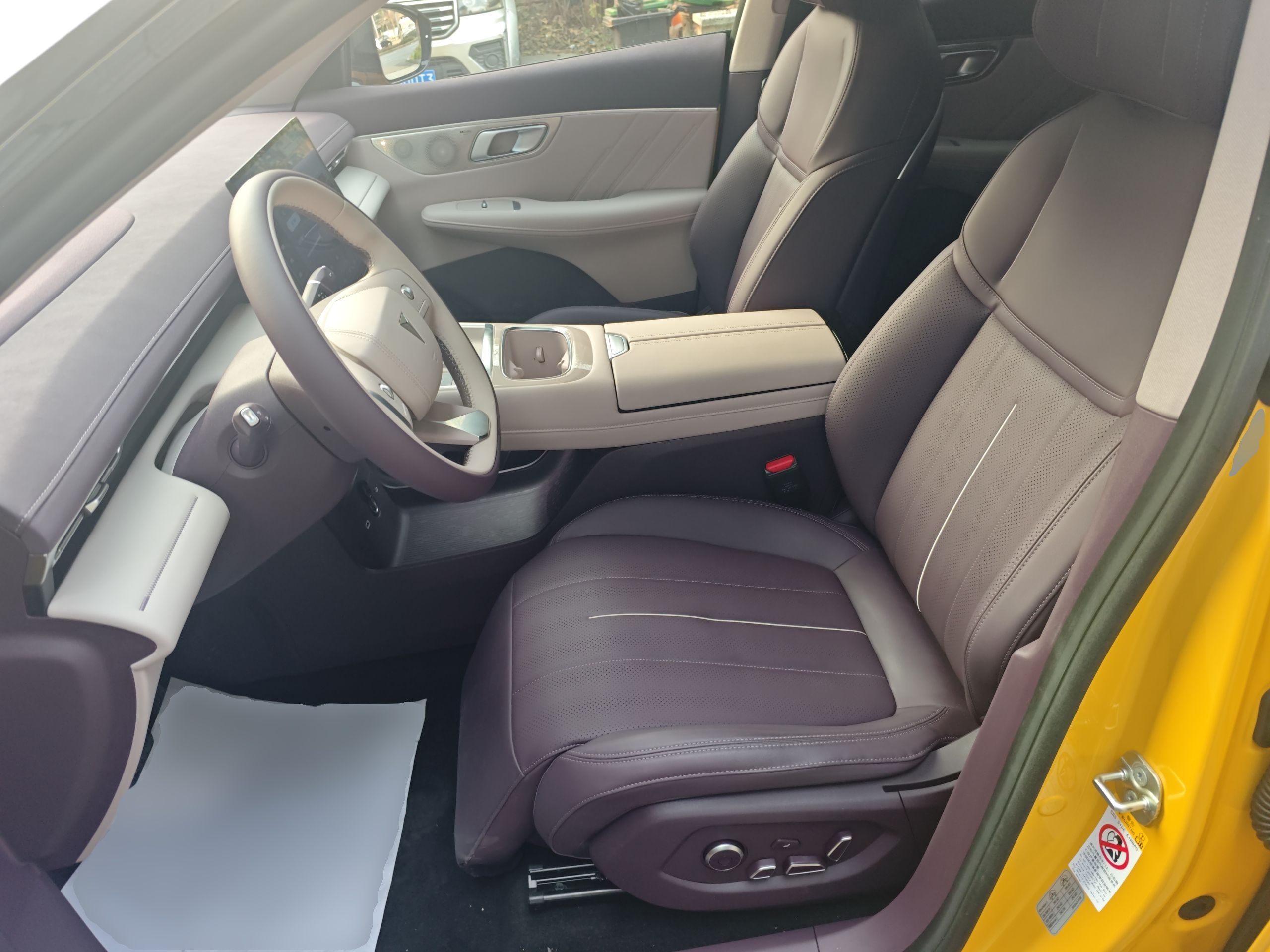 Переднее сиденье в автомобиле