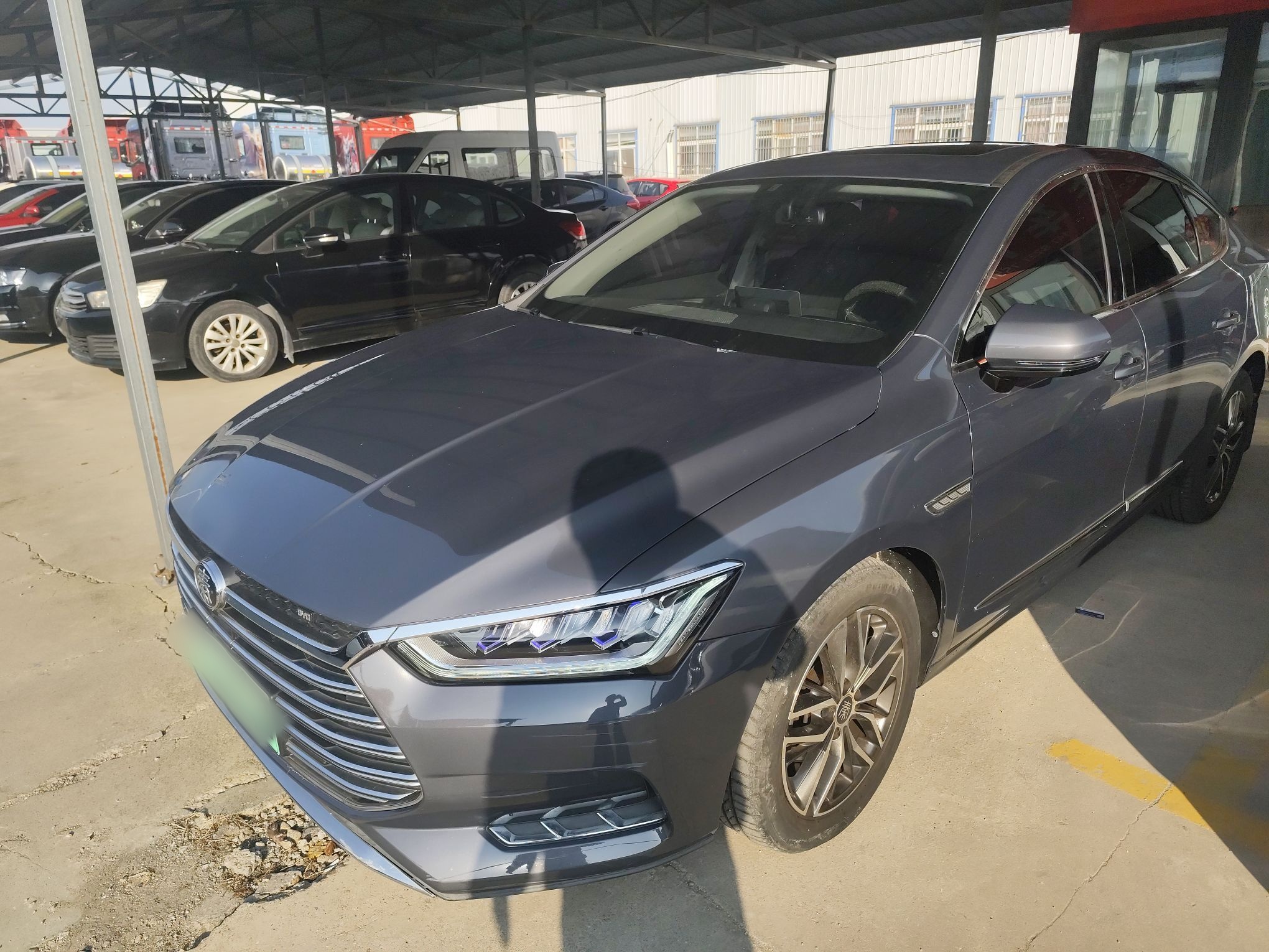 Под передней частью автомобиля