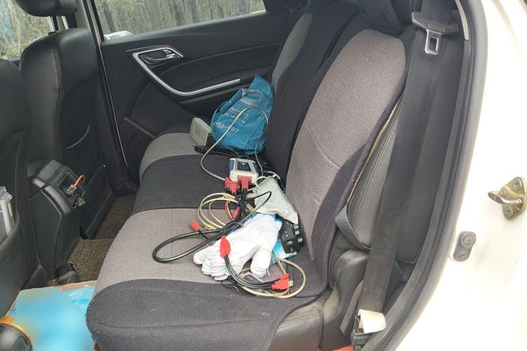 Used JMC Yusheng S350 2013 2.4T Automatic 2WD Diesel Luxury Edition 5 Seats Left Rear Seat