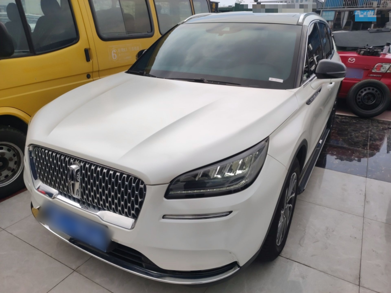 تحت مقدمة السيارة