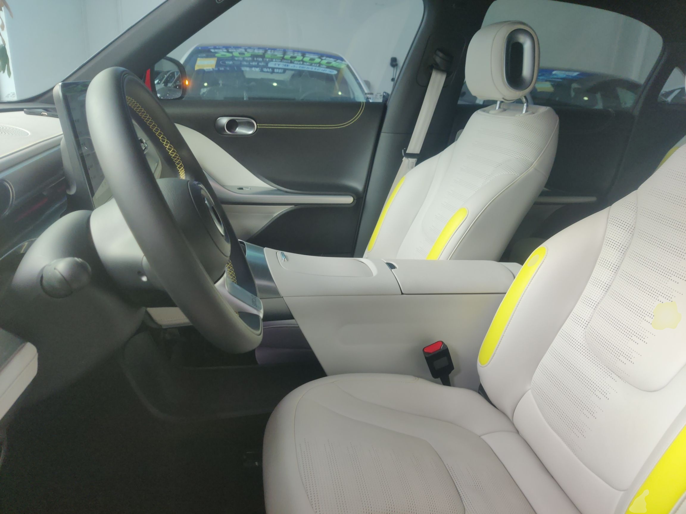 المقاعد الأمامية داخل السيارة