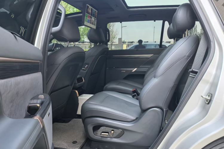 Used Dongfeng eπ eπ008 2024 210Max Range-Extended Version 6 Seats Interior 4