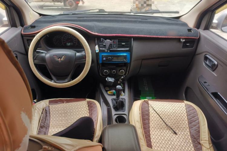 Used Wuling Rongguang V 2015 1.5L Standard Version Center Console