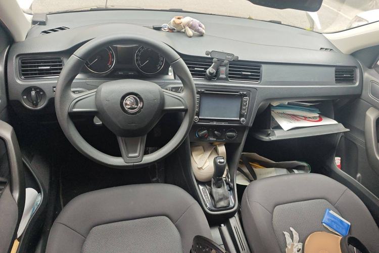 Used Skoda Rapid Spaceback 2016 Revised Version 1.6L Automatic Front-Drive Edition Center Console