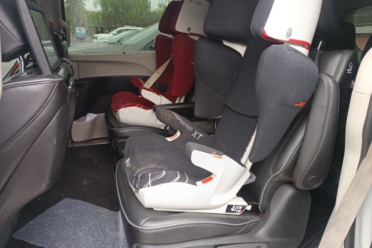 Used Chrysler Grand Voyager 2017 3.6L Premium Edition Left Rear Seat