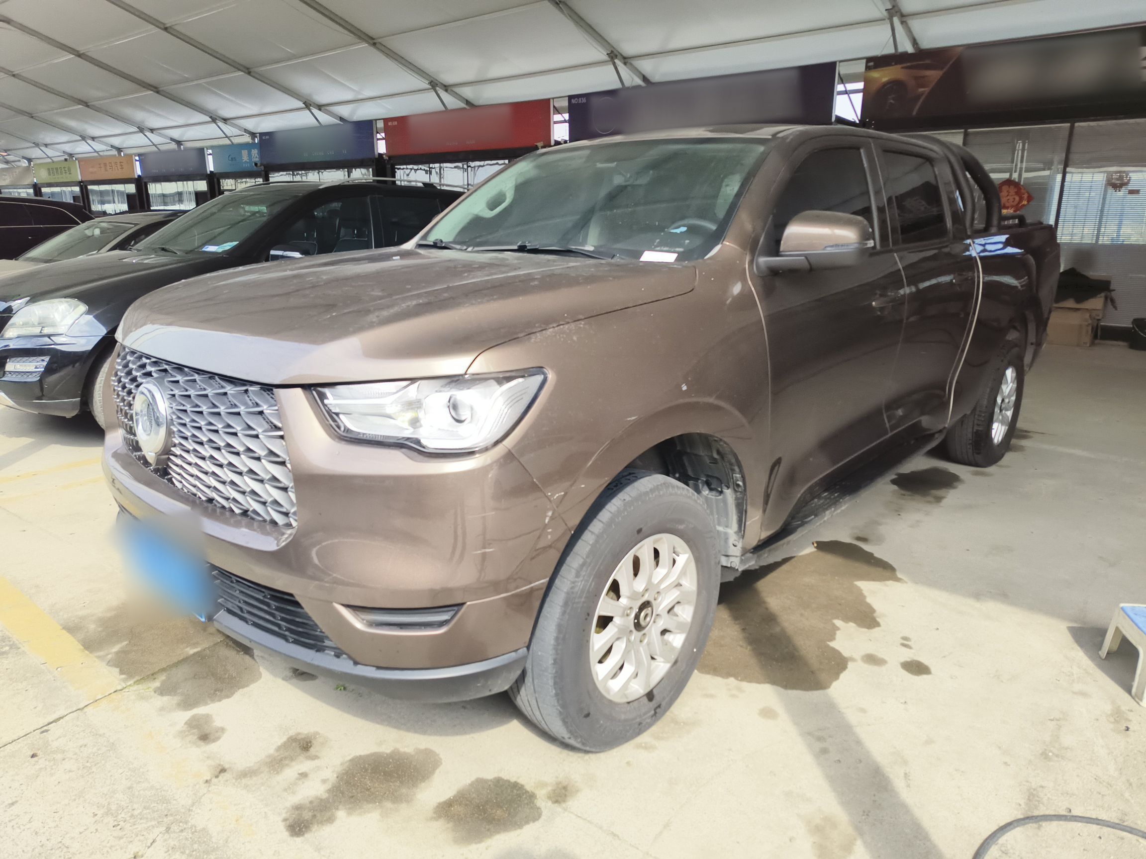 Под передней частью автомобиля