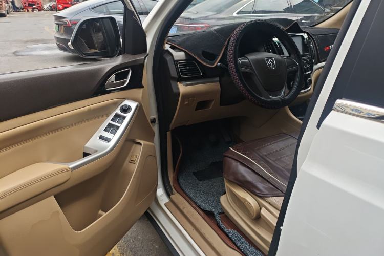 Used Baojun 730 2014 1.5L manual standard trim 7 seats
