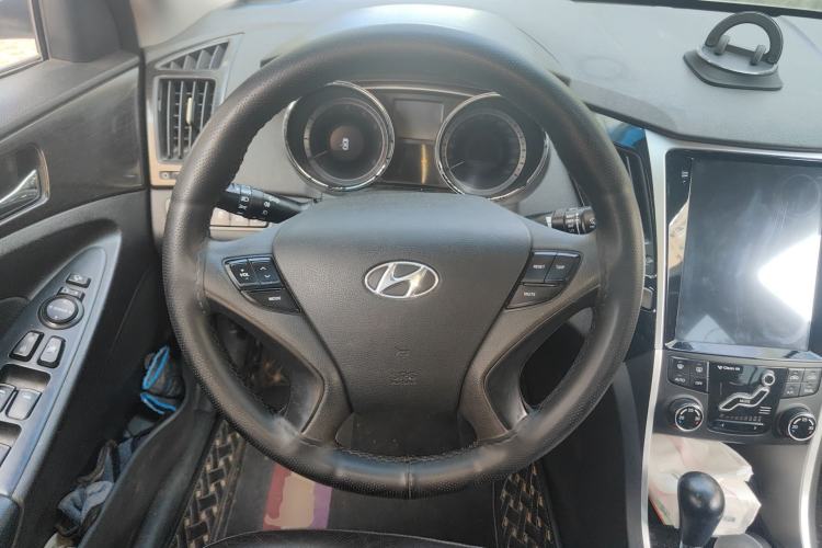Used Hyundai Sonata 2011 2.0L Automatic Luxury Edition Steering Wheel
