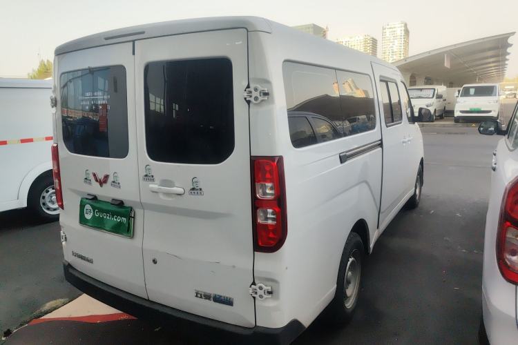 Used Wuling Yangguang 2024 300KM Comfort Version Passenger Van 75kW
