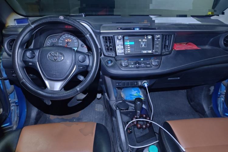 Used Toyota RAV4 2016 2.0L CVT Two-Wheel Drive Fashion Edition China V Standard Center Console