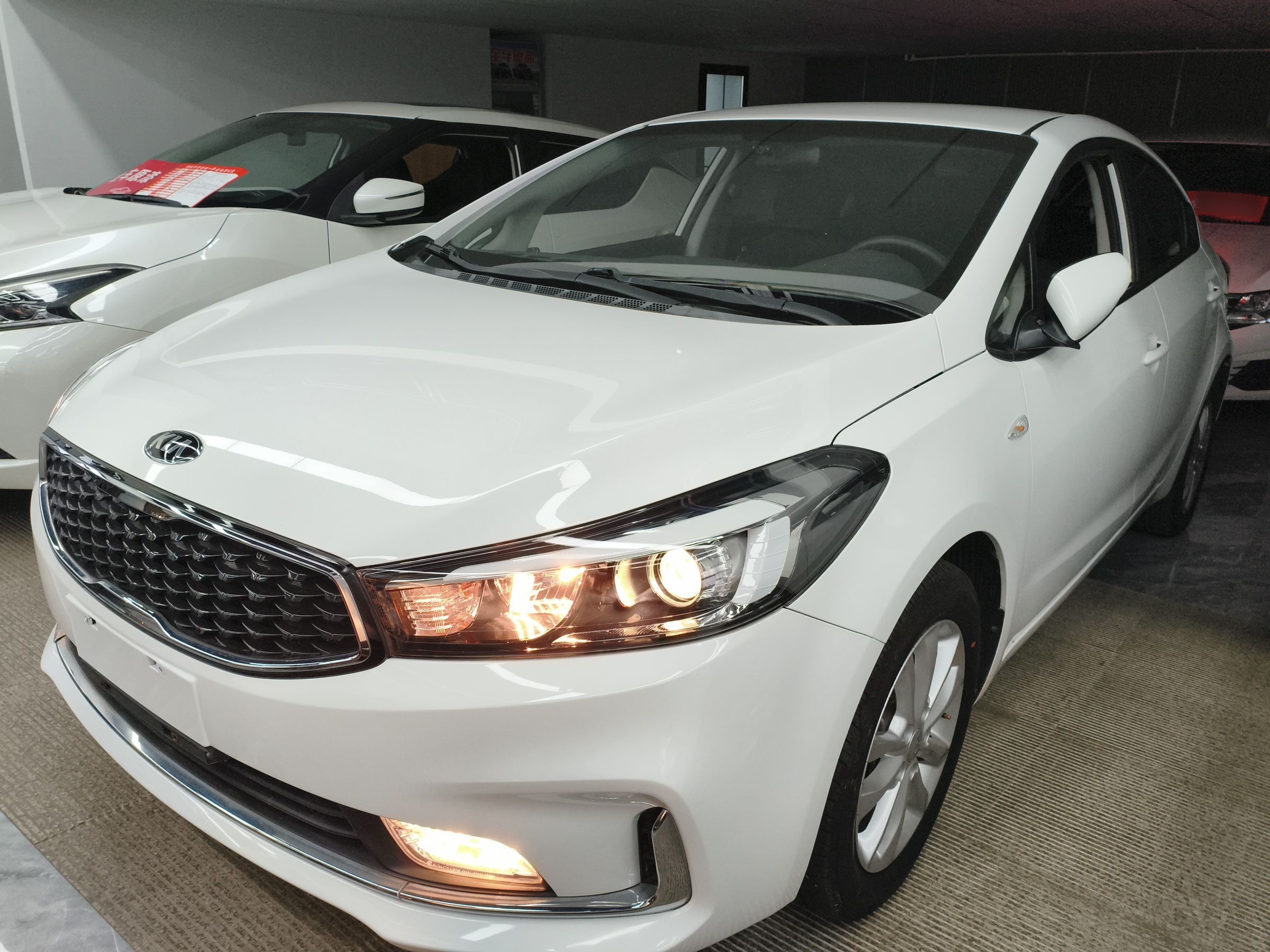 تحت مقدمة السيارة