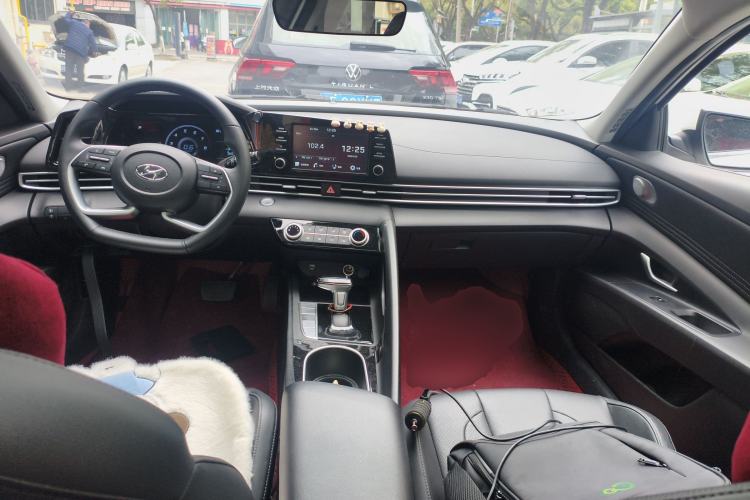 Used Hyundai Elantra 2022 1.5L CVT GLX Elite Edition Center Console