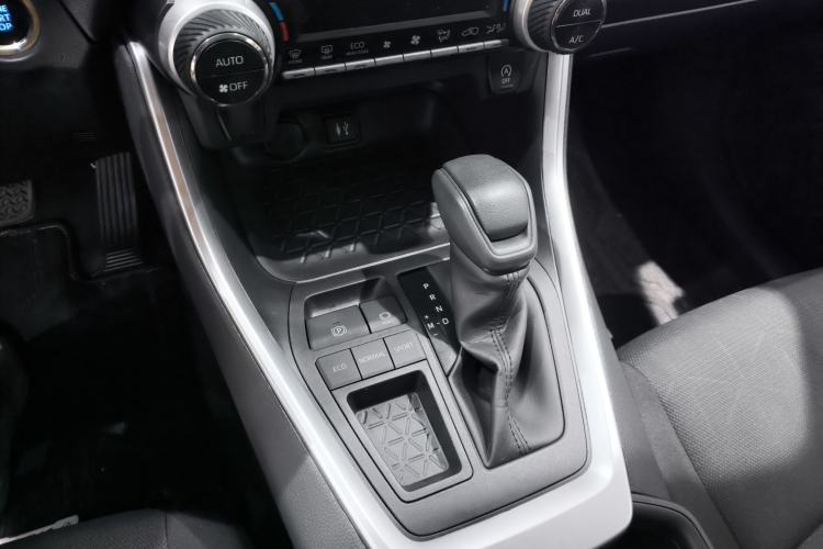 Used Toyota RAV4 2021 2.0L CVT Two-Wheel Drive Fashion Edition Interior 4