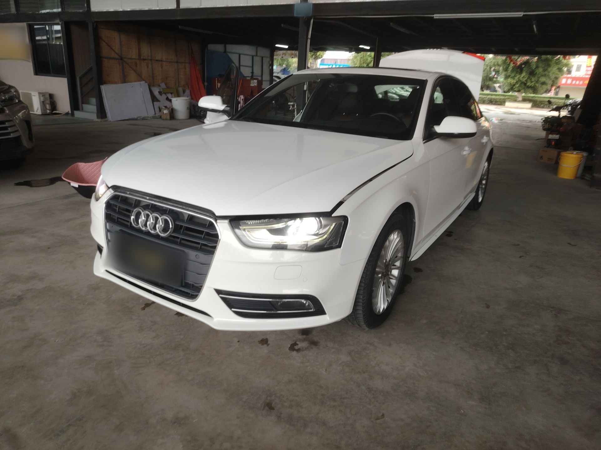 Под передней частью автомобиля