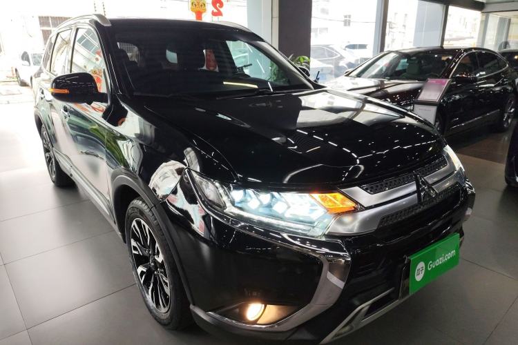 Used Mitsubishi Outlander 2019 2.4L 4x4 Zhi Xiang Edition 5 Seats China VI Standard Exterior 1