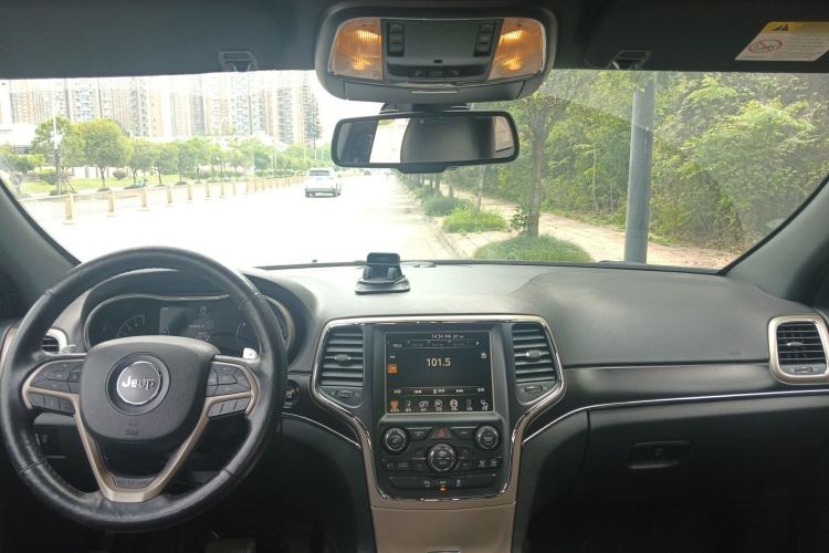 Used Jeep Grand Cherokee 2014 3.0L Comfort Navigation Edition Center Console