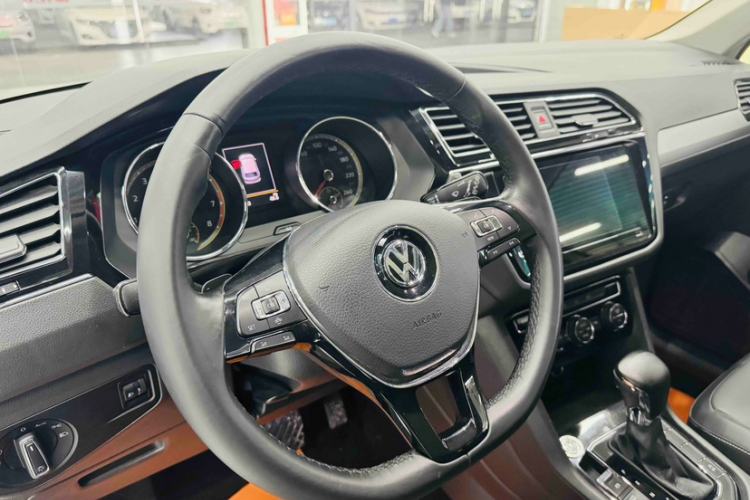 Used Volkswagen Tiguan L 2019 Updated Version 330TSI Automatic Two-Wheel Drive Panoramic Comfort Edition China VI Standard Steering Wheel