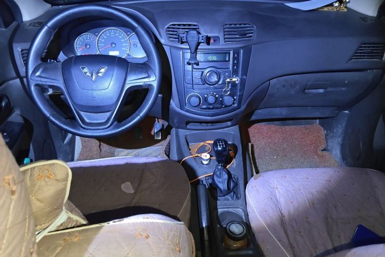 Used Wuling Hongguang 2014 1.2L Base Model China IV Center Console