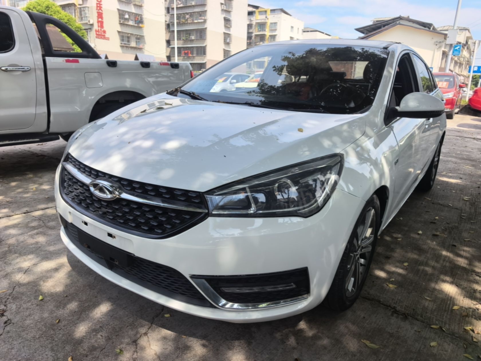 Под передней частью автомобиля