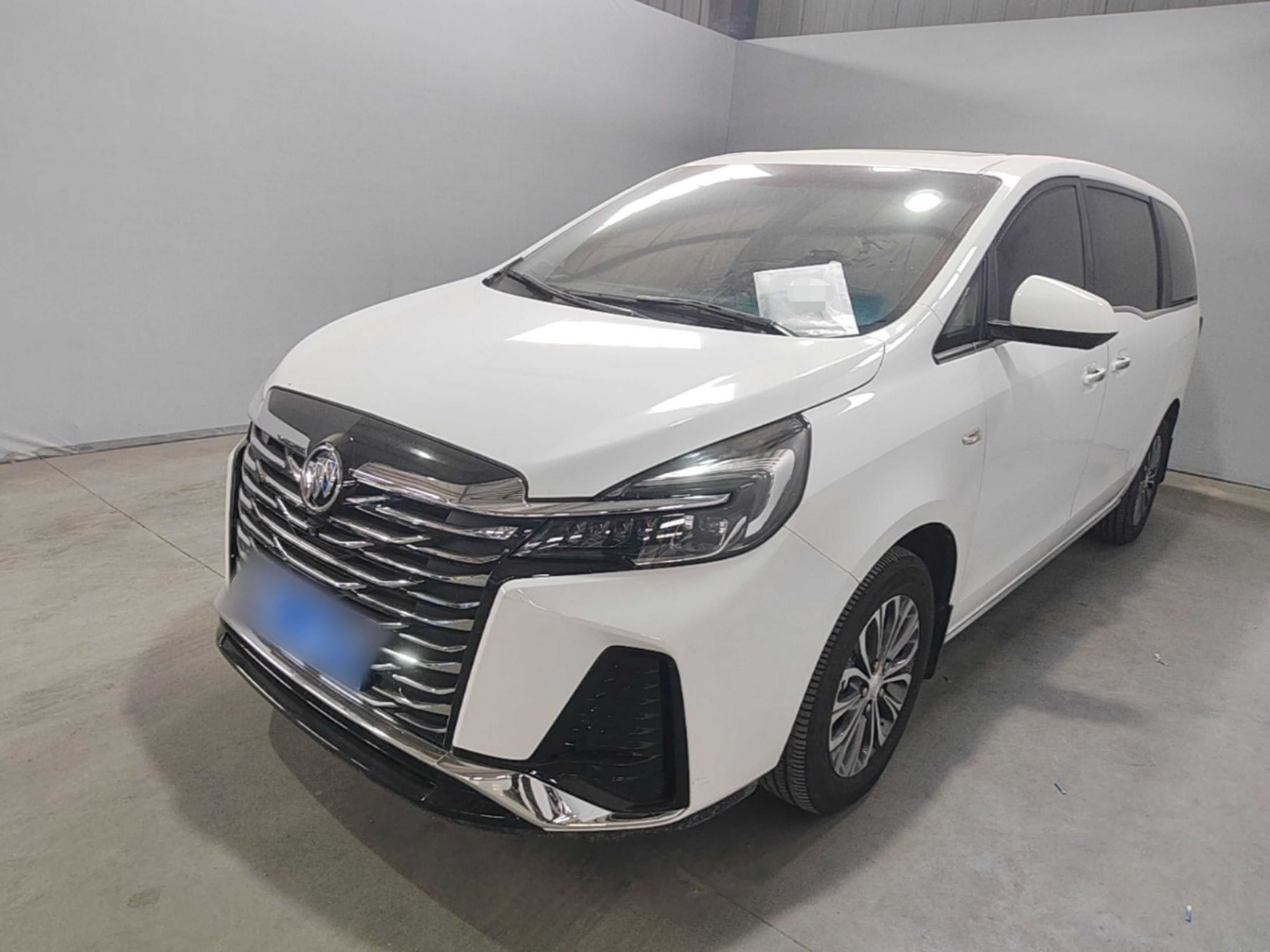 Unter der Vorderseite des Autos