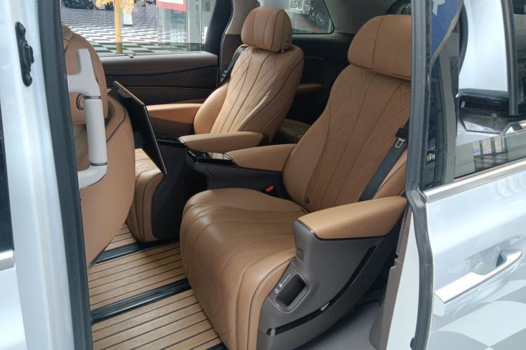 Used Denza D9 2022 DM-i 970 Four-Wheel Drive Flagship Model Left Rear Seat