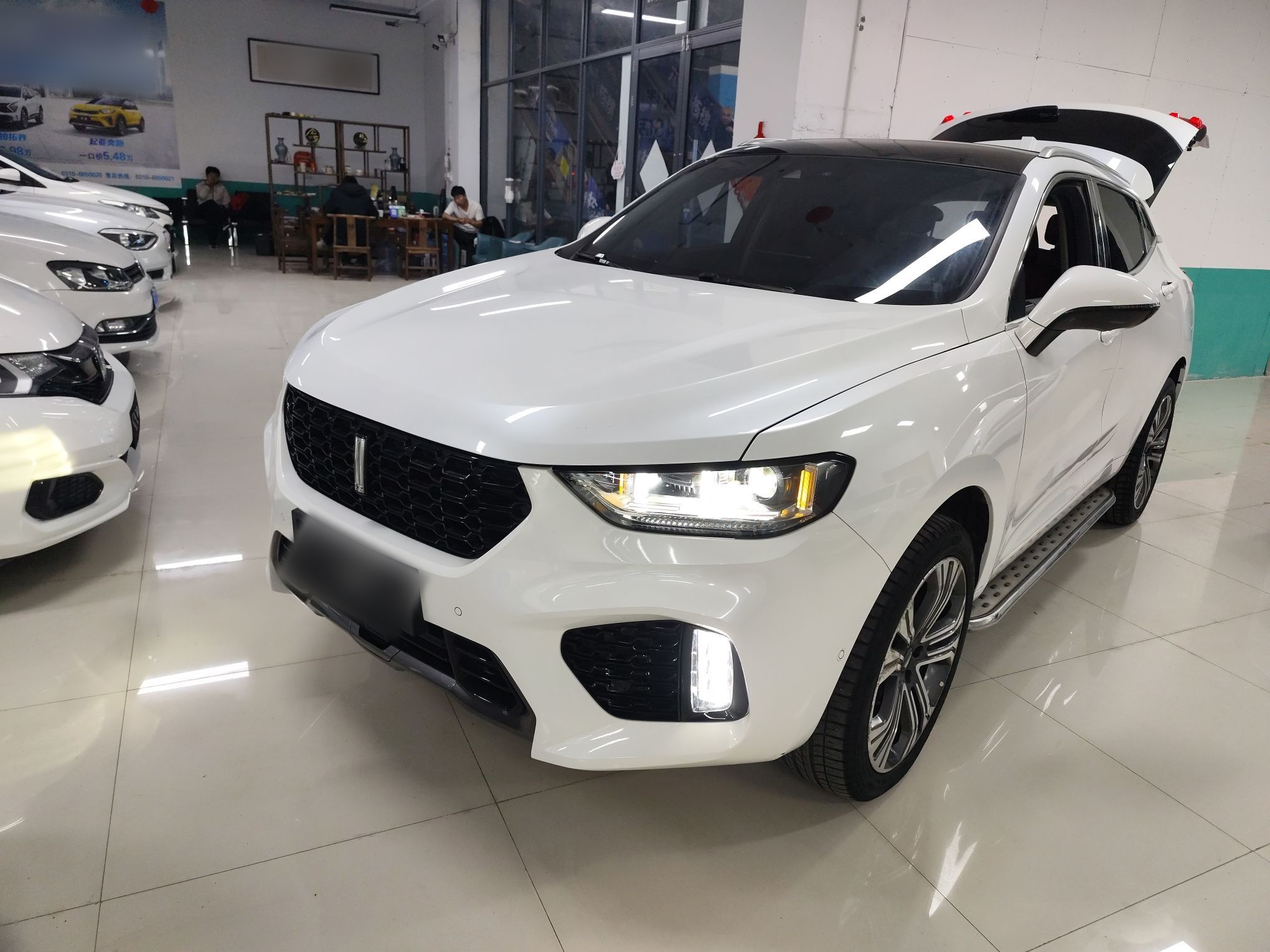 تحت مقدمة السيارة