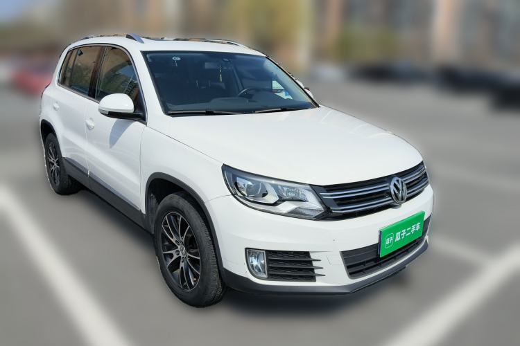Used Volkswagen Tiguan 2015 2.0 TSI Automatic All-Wheel Drive Luxury Edition Front Right 45 Deg
