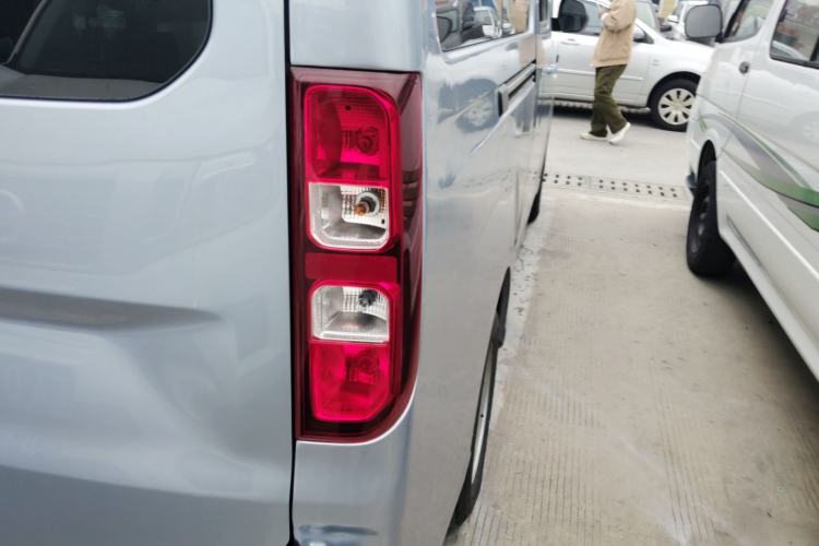 Used Wuling Yangguang 2024 300KM Comfort Version Passenger Van 75kW Right Rear Taillight