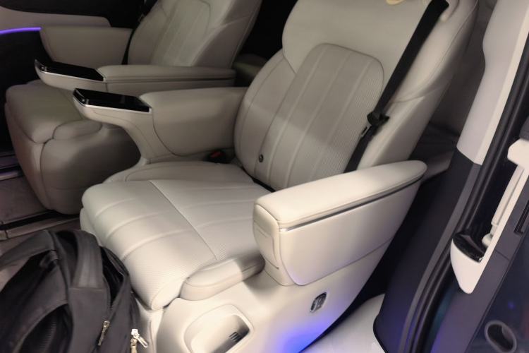 Used VOYAH Dream 2025 PHEV Four-Wheel Drive Prestige Kunpeng Edition Left Rear Seat