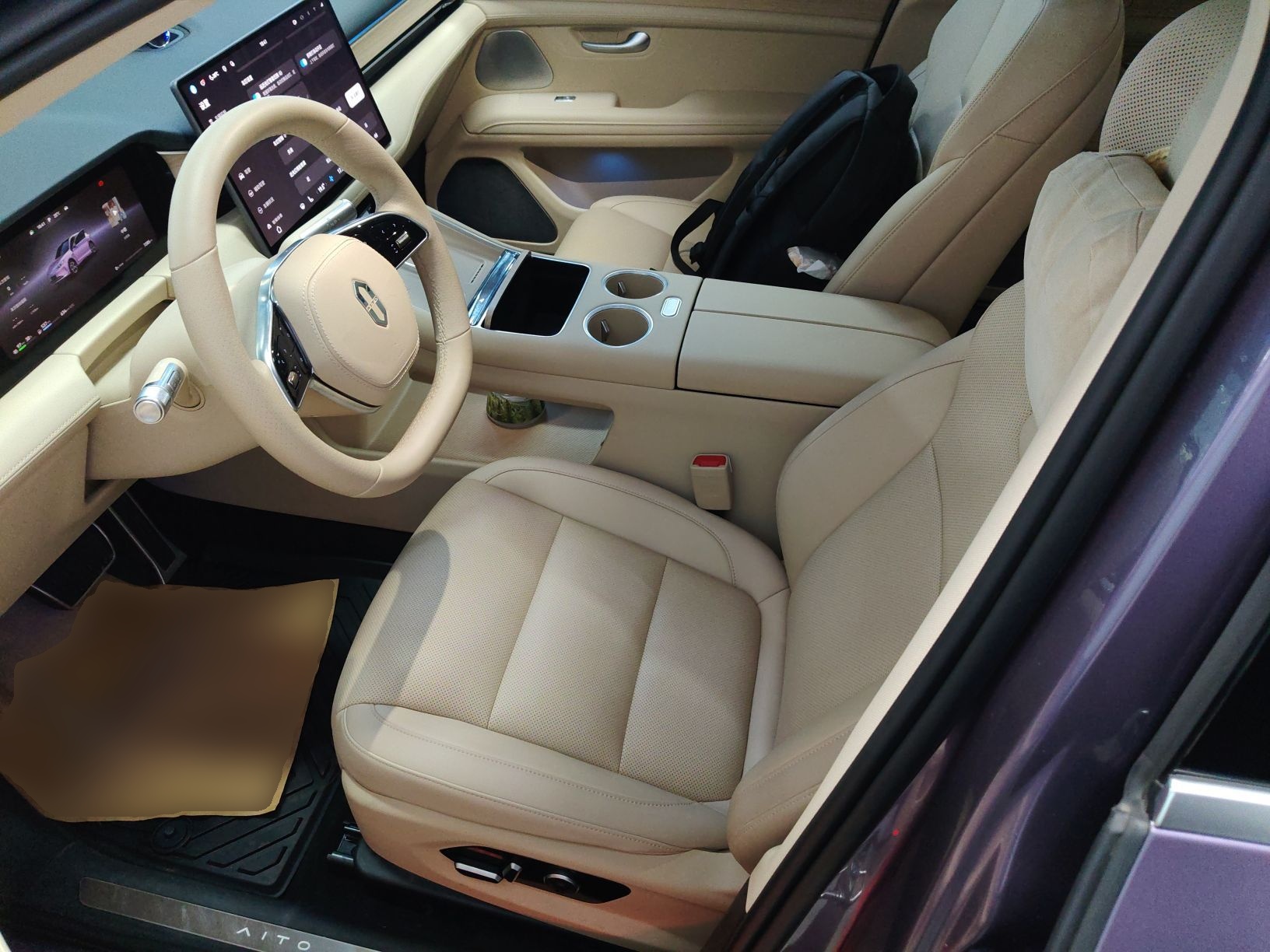 المقاعد الأمامية داخل السيارة