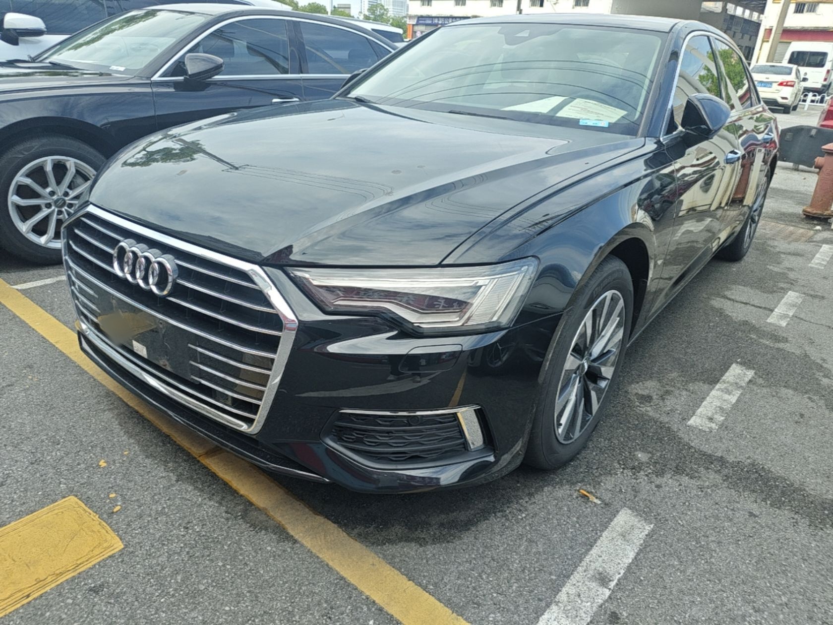 Под передней частью автомобиля