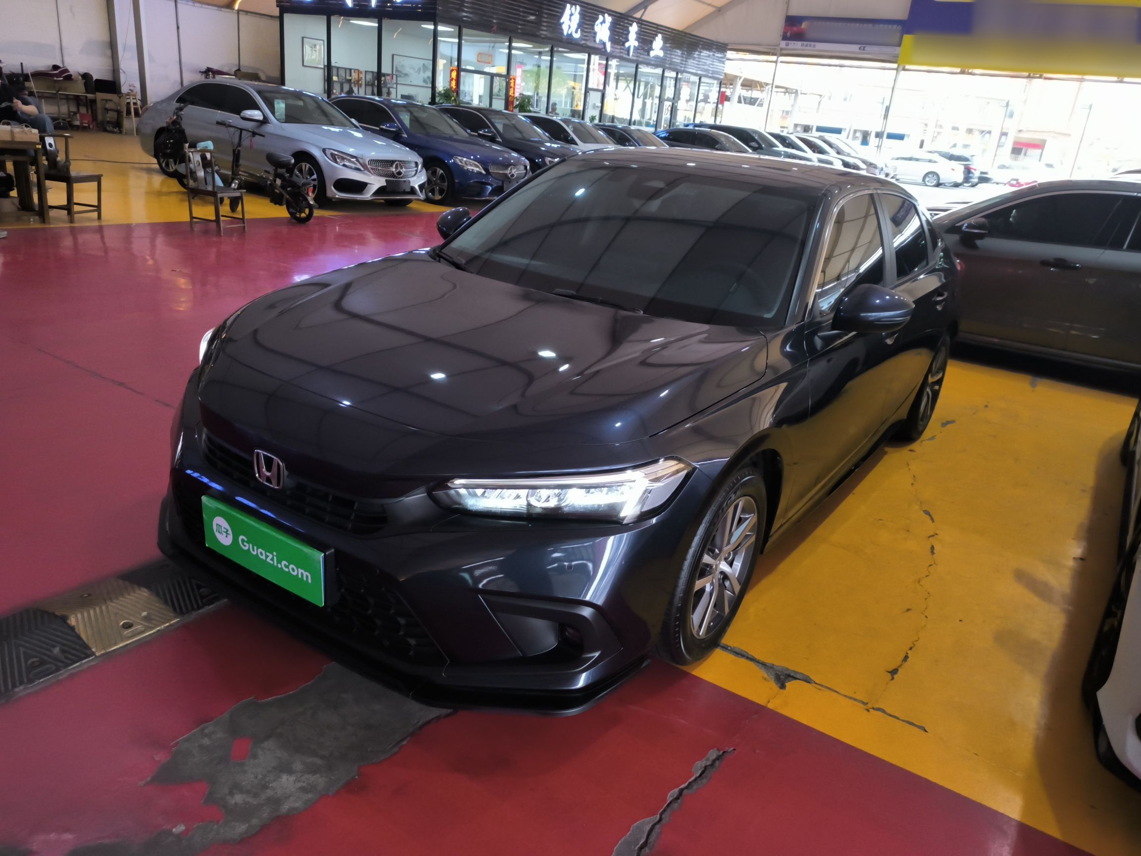 تحت مقدمة السيارة