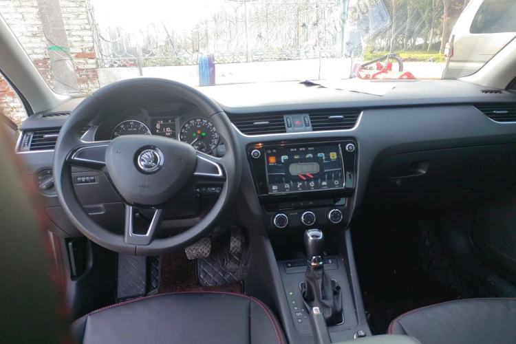 Used Skoda Octavia 2017 Classic Model 1.6L Automatic Comfort Edition Center Console