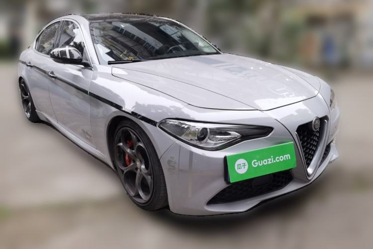 Used Alfa Romeo Giulia 2017 2.0T 200HP Luxury Edition Front Right 45 Deg