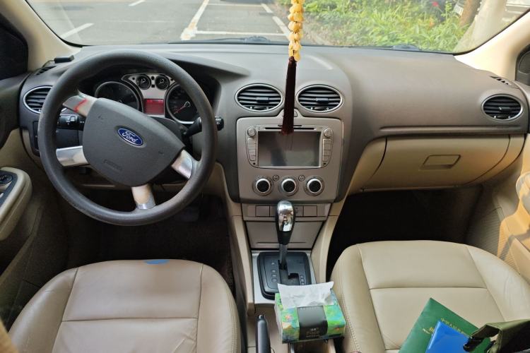 Used Ford Focus 2011 Sedan 1.8L Automatic Fashion Edition Center Console