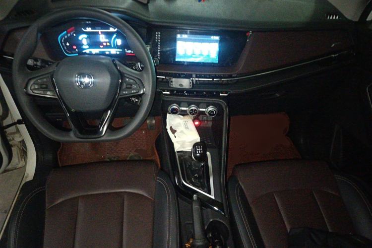 Used CHANGAN CS15 2019 1.5L Manual Entry-Level Version China V Standard Center Console