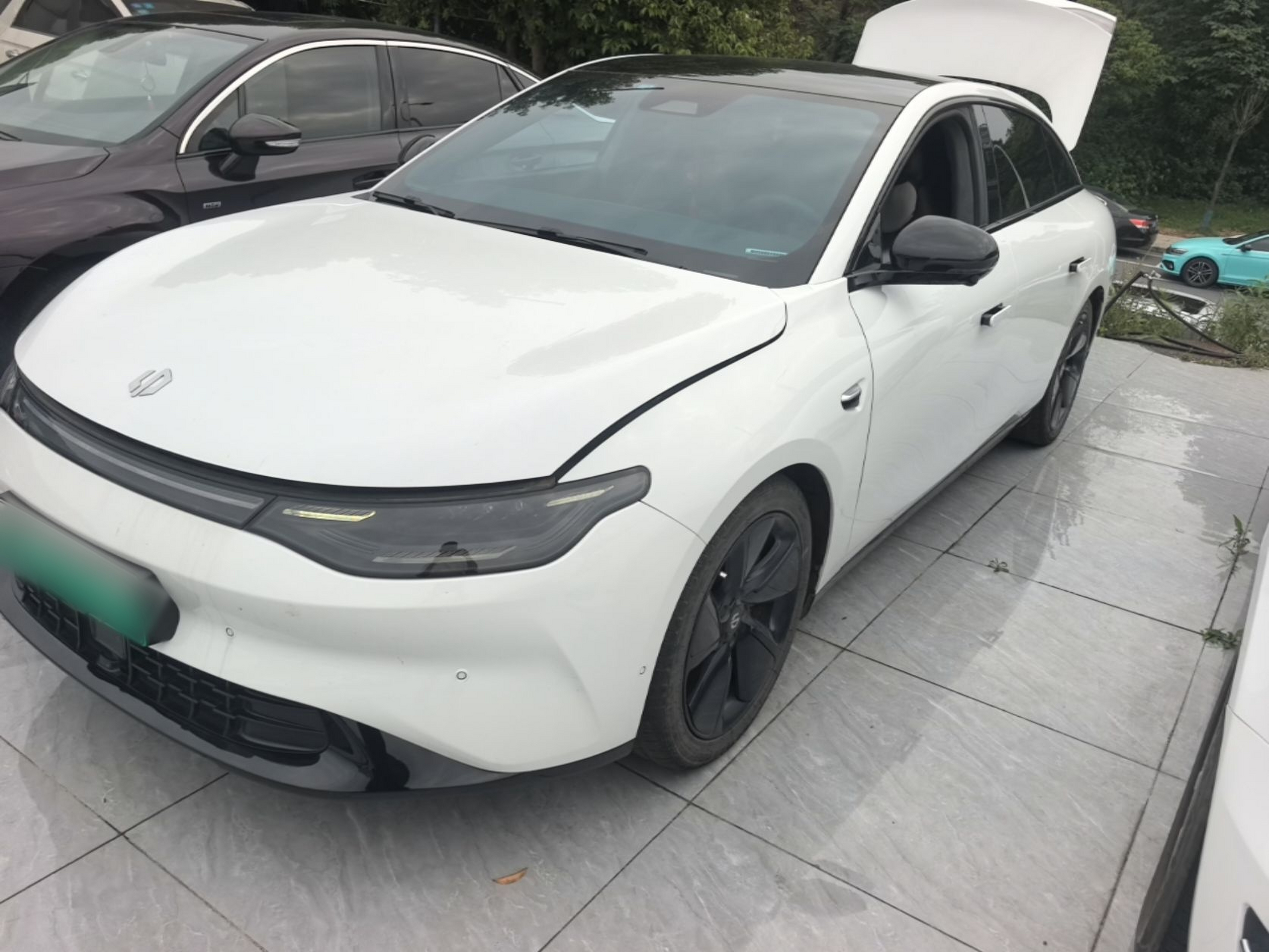 Под передней частью автомобиля