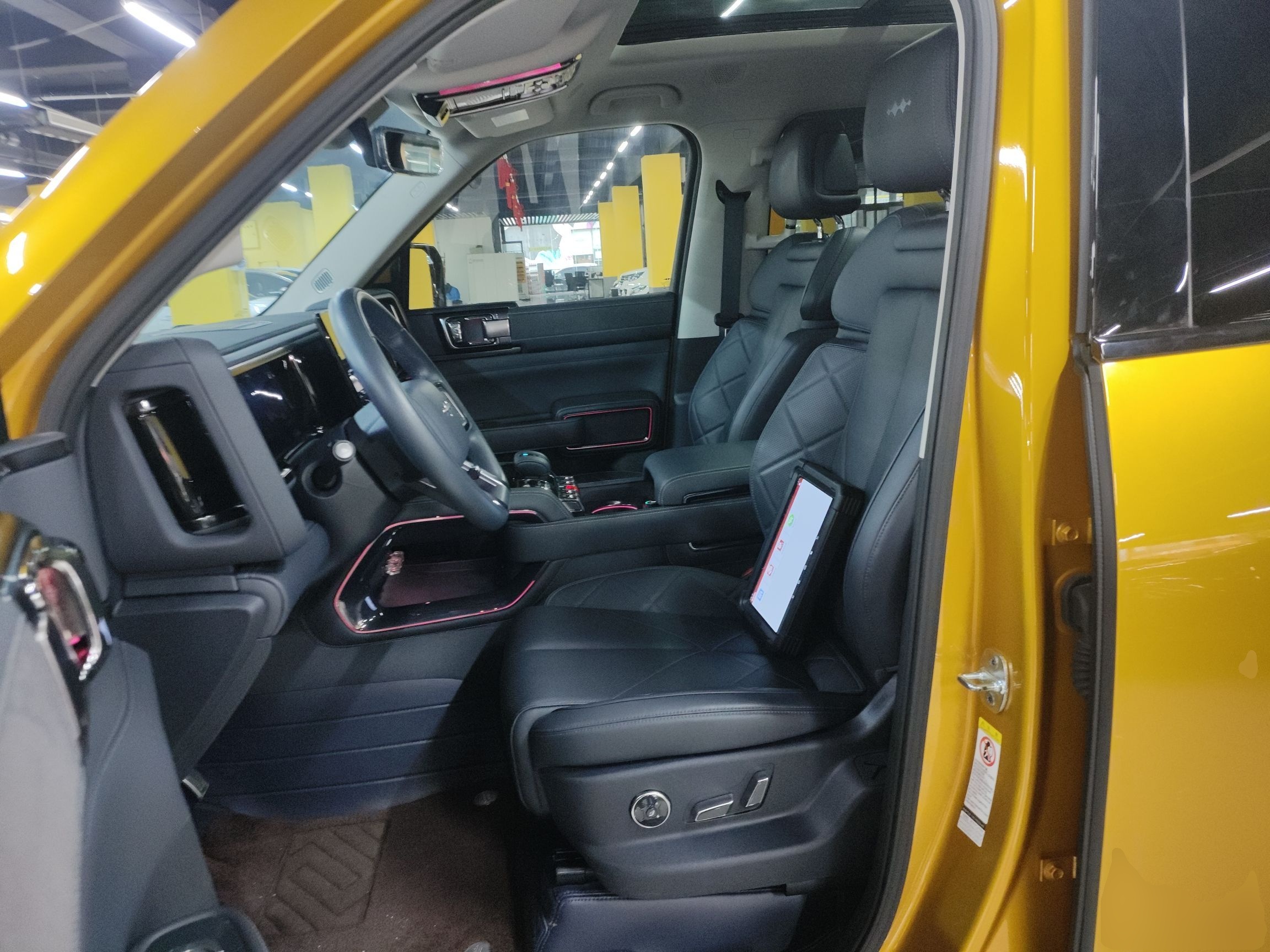 المقاعد الأمامية داخل السيارة