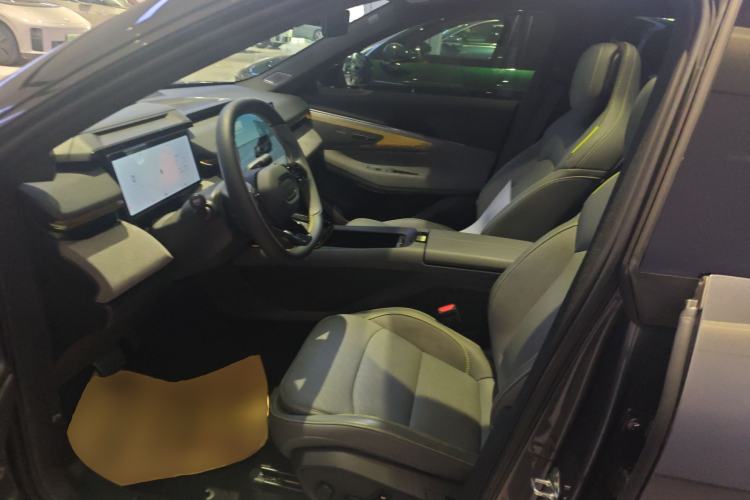 Used Lynk & Co 08 EM-P 2025 220 km All-Wheel-Drive Performance Halo
