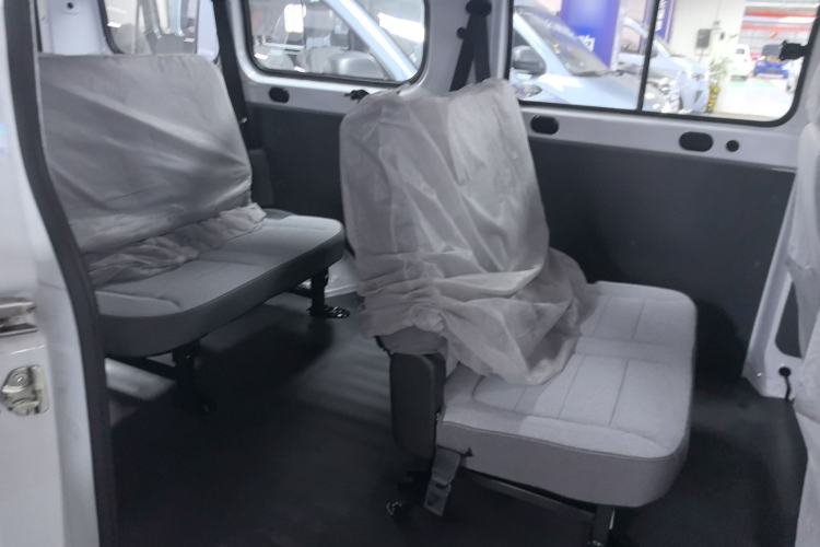 Used Wuling Yangguang 2024 300KM Comfort Version Passenger Van 75kW