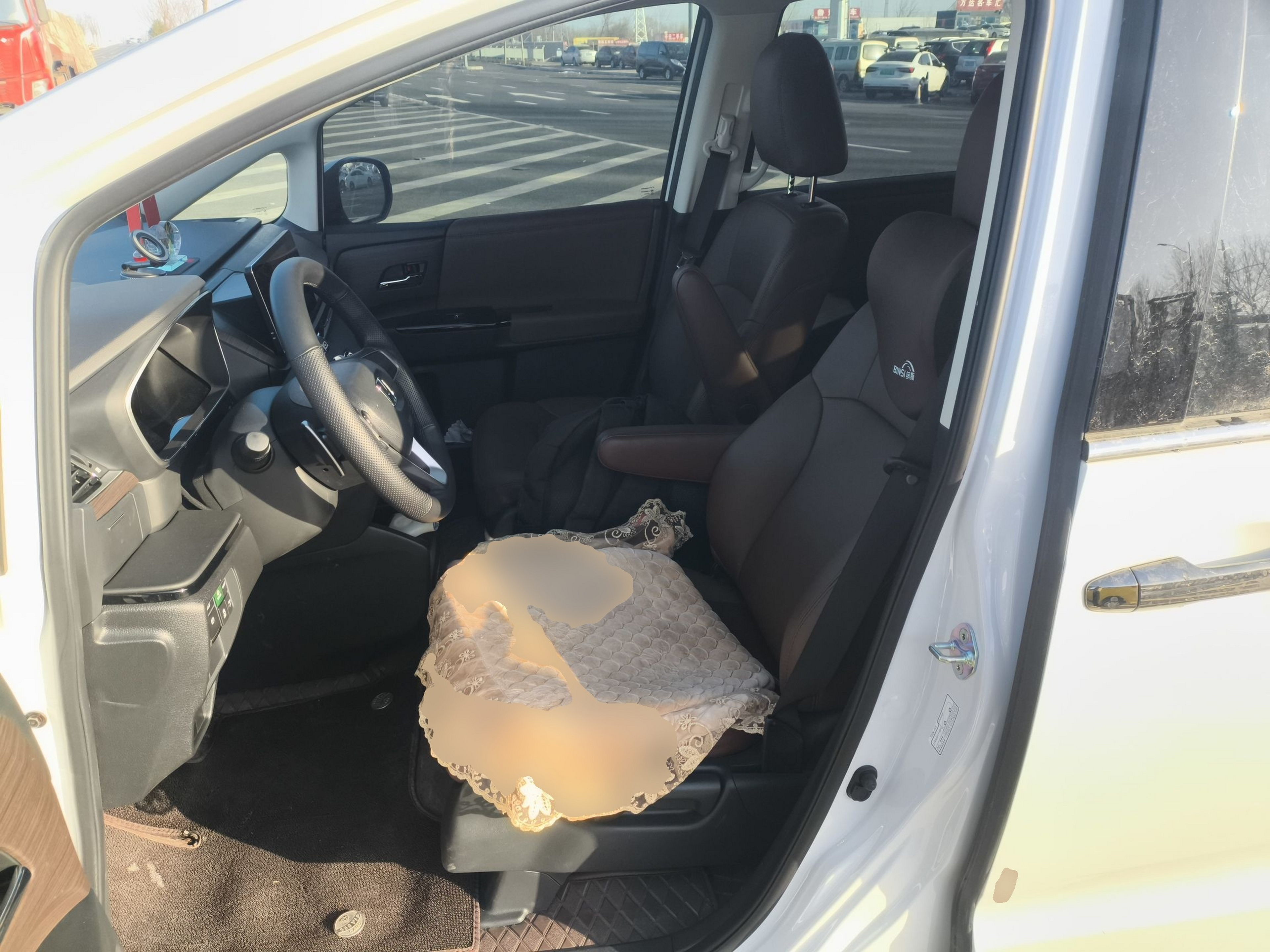 المقاعد الأمامية داخل السيارة