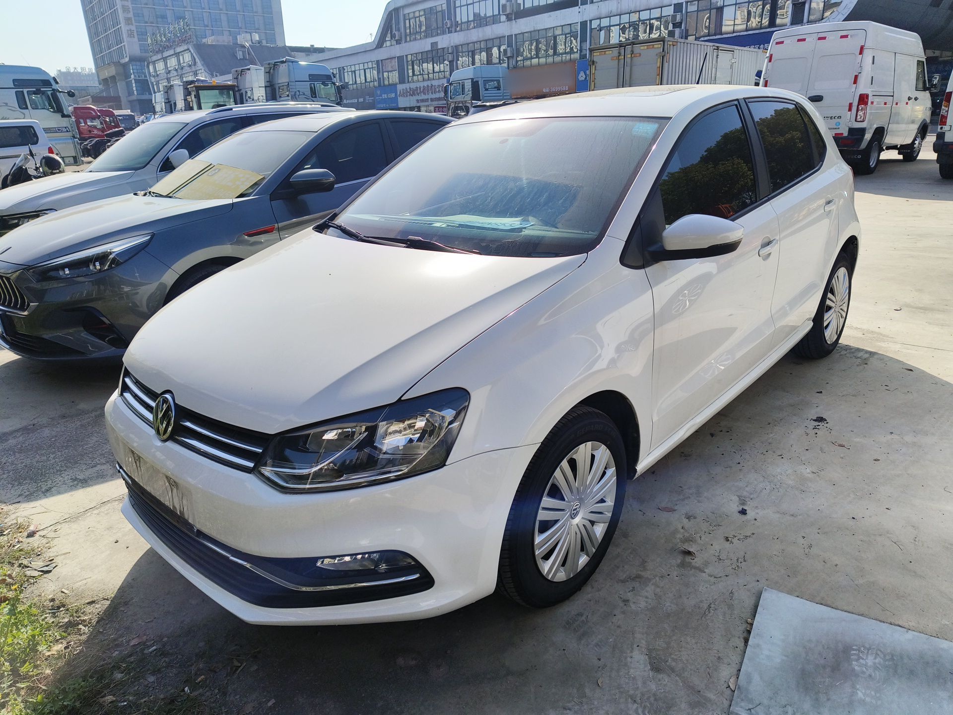 Под передней частью автомобиля