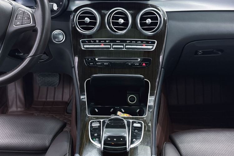 Used Mercedes-Benz GLC 2017 GLC 260 4MATIC Luxury Model Interior 3