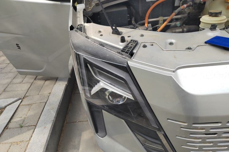 Used Dongfeng Yufeng 2023 V9+ 2.0T Manual Front-Wheel-Drive Multi-Function Mid-Roof Van with 7/8/9 Seats
