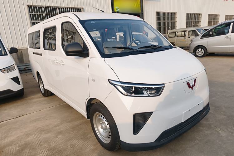 Used Wuling Yangguang 2024 300KM Comfort Version Passenger Van 75kW