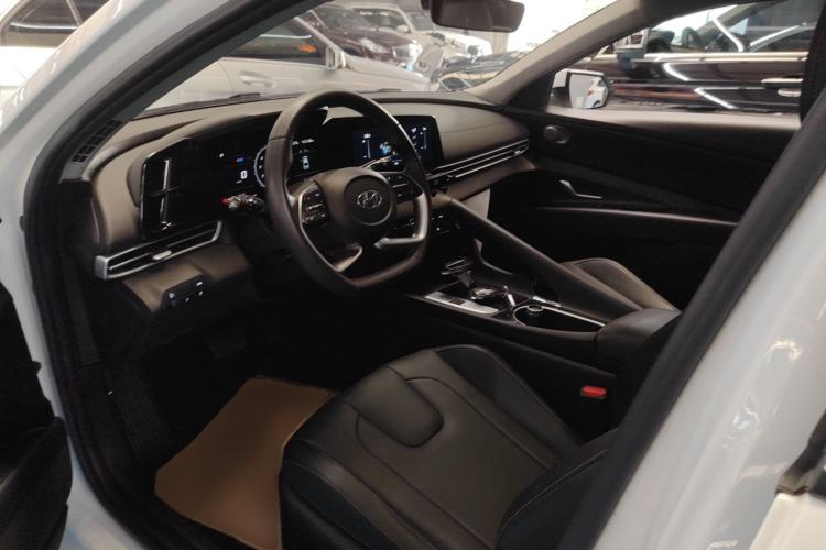 Used Hyundai Elantra 2022 1.5L CVT LUX Prestige Edition
