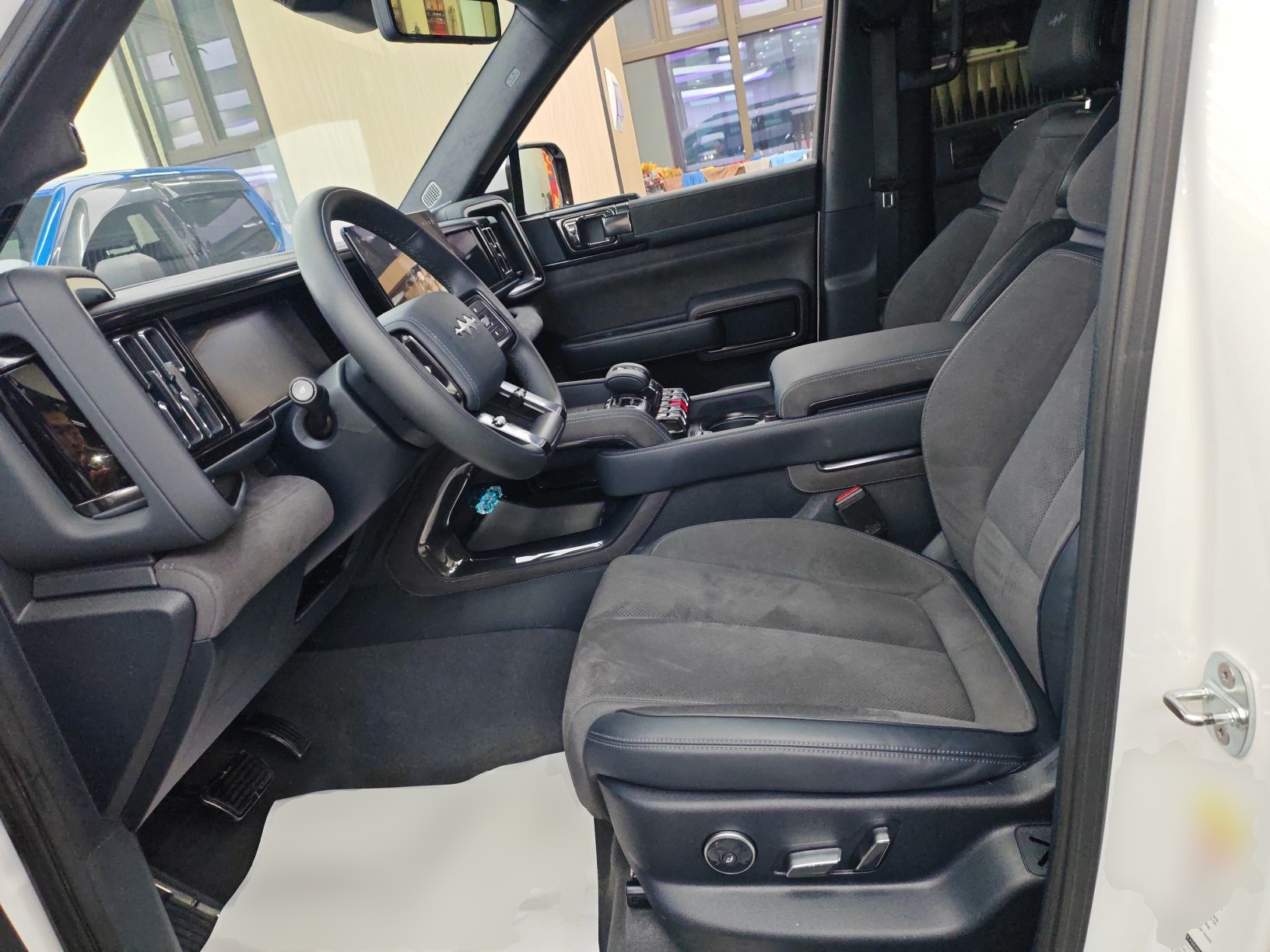 المقاعد الأمامية داخل السيارة