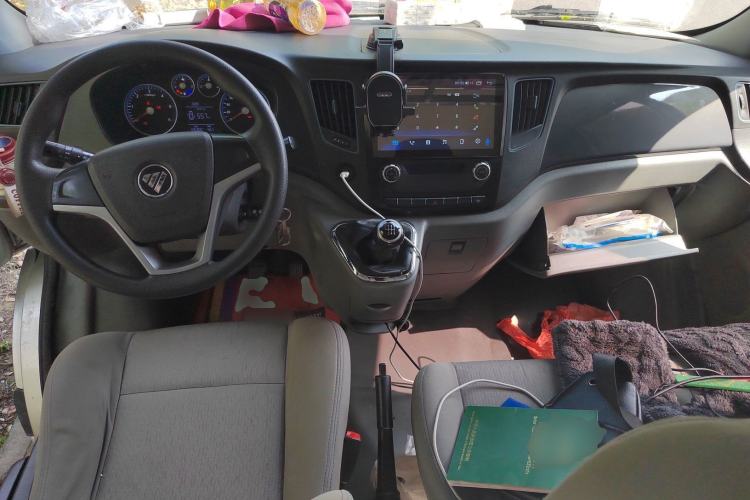 Used Foton Toano 2020 2.0T Multi-Function Extended Wheelbase Mid-Roof 5/6/7-Seater with Rear Dual Tires China VI Emission Standard F20TC3 Center Console