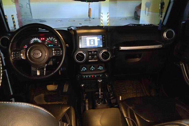 Used Jeep Wrangler 2015 3.0L Sahara Four-Door Comfort Edition Center Console